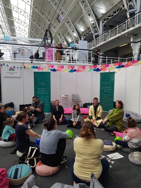 Pais e filhos no show Mindful Living.