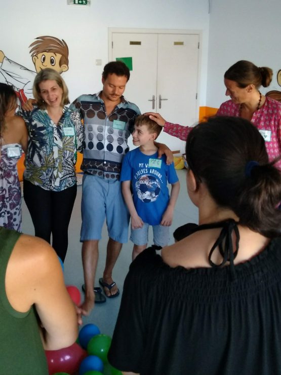 Pais e filhos no show Mindful Living.